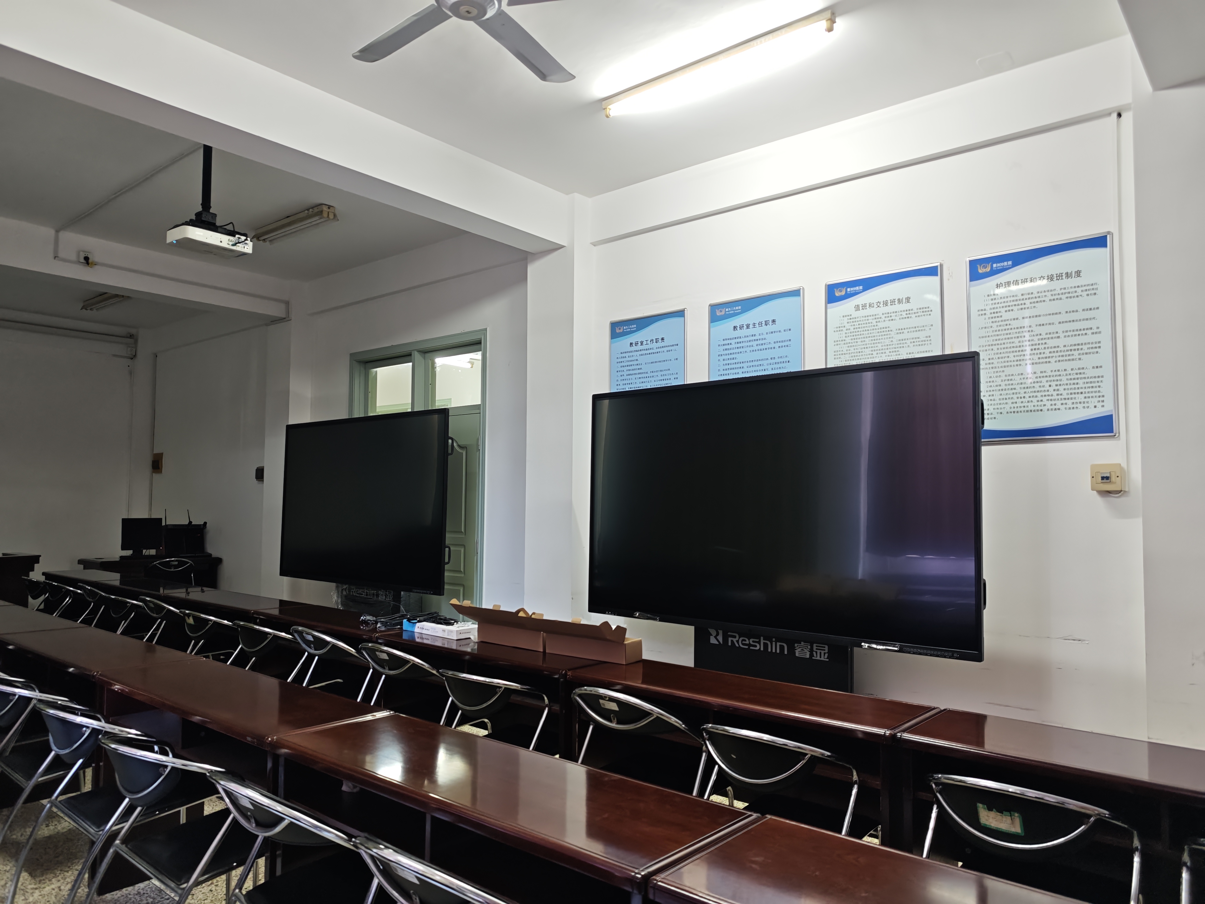 医用大屏显示器